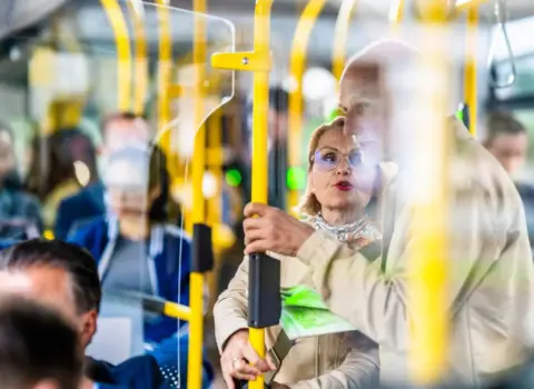 İspaniya ictimai nəqliyyatında maraqlı YENİLİK: Xüsusi oturacaqlar quraşdırılıb