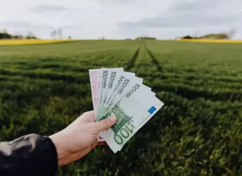Maliyyə XAOSU: Bankomatlar hər kəsə 1000 avro pul verir – VİDEO