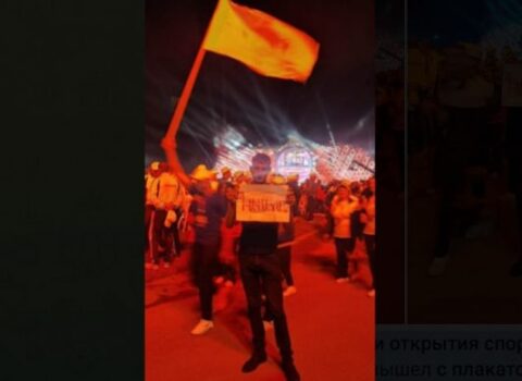 Paşinyan Gümrüdə “satqın” plakatı ilə qarşılandı – FOTO