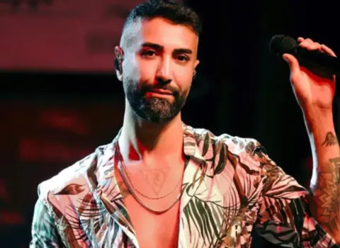 Məşhur müğənni qəzaya düşdü