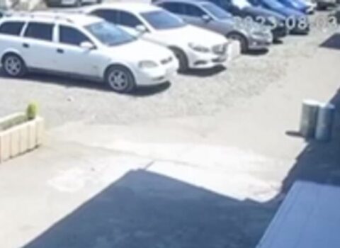 Azərbaycanlı iş adamına hücum anının görüntüləri – Başından vuruldu – VİDEO