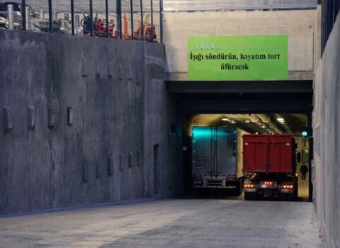 Tunelə “işığı söndürün, həyatım tort üfürəcək” pankartı asdı, həbs edildi