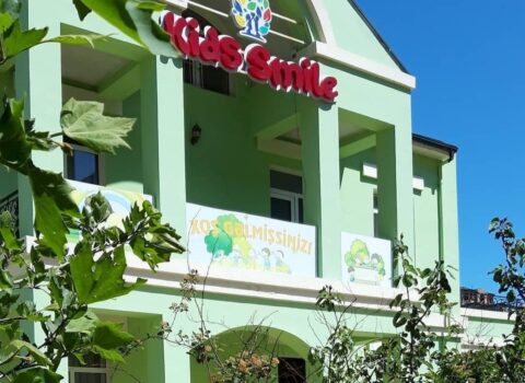 Biganəlik, nizamsızlıq, fiziki təzyiq: “Kids Smile” tədris mərkəzi haqqında kəskin İDDİALAR