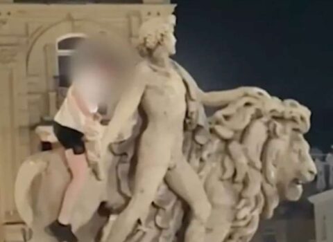 Sərxoş turist tarixi heykələ zərər vurdu – VİDEO