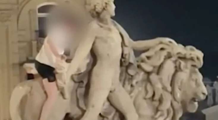 Sərxoş turist tarixi heykələ zərər vurdu – VİDEO