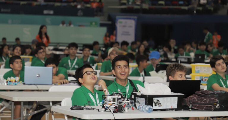 Bakıda VI Robot Olimpiadasına start verildi – FOTOLAR Bakıda VI Robot Olimpiadasına start verildi – FOTOLAR