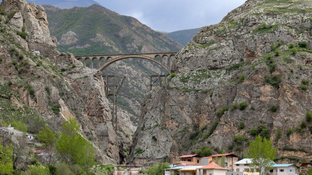 İraq və İran dəmir yolunun tikintisinə başladı