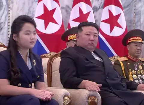 Kim Çen In qızı ilə parada qatıldı
