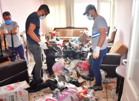 Evdən 20 ton zibil çıxdı