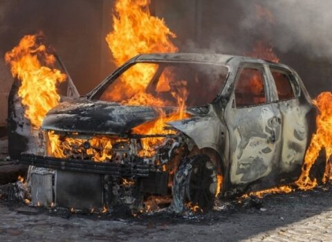Bakıda “Opel” yandı – Yaralı var