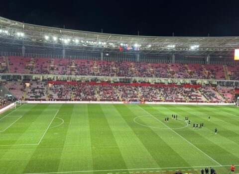 Türkiyəli qızcığaz erməni futbolçunun əlini havada qoydu – FOTO