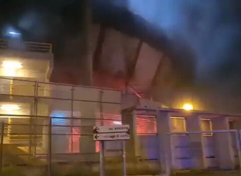 Azarkeşlər stadionu yandırdı – VİDEO
