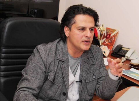 Kukla Teatrının baş rejissoru işdən azad olunması barədə ərizə yazdı