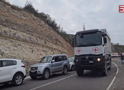 BQXK-ya məxsus 4 yük maşını Laçın yolu ilə Qarabağa gedir
