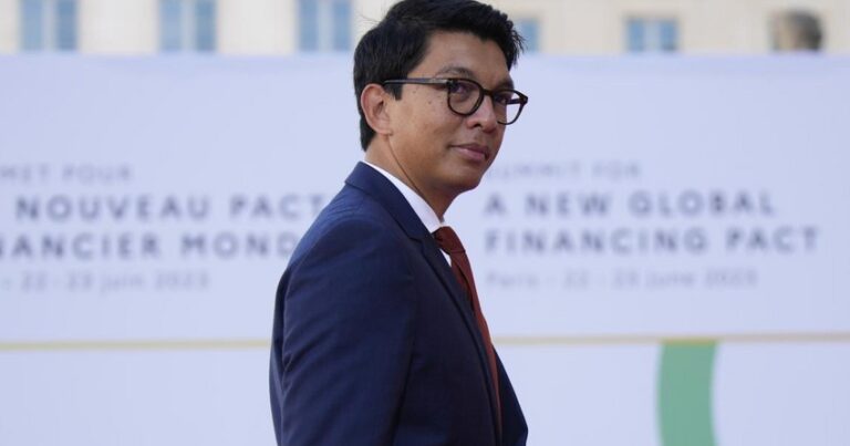 Madaqaskar prezidenti istefa verdi Madaqaskar prezidenti istefa verdi
