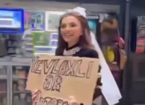 “Yevlaxlı ər axtarıram” yazıb, küçələrə düşdü – “28 Mall”da qəribə “mənzərə” – VİDEO
