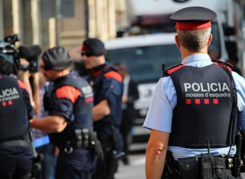 İspaniyada bukmeker kontorlarını aldadan fırıldaqçılar saxlanıldı