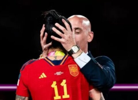 Futbolçunu öpən UEFA-nın vitse-prezidenti istefa verəcək