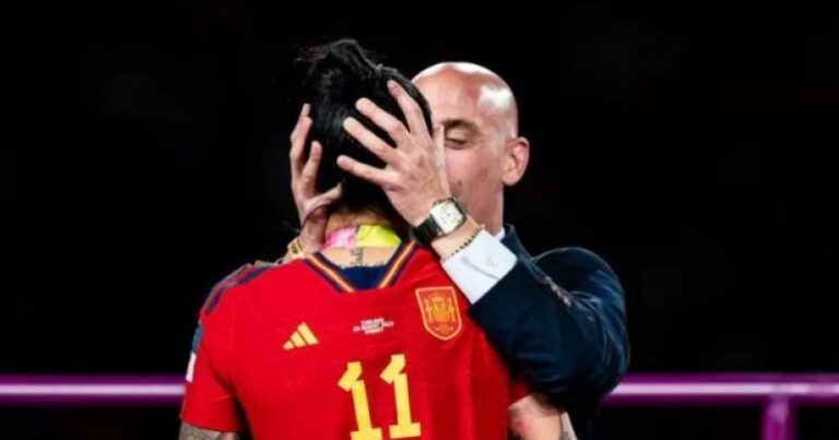 Futbolçunu öpən UEFA-nın vitse-prezidenti istefa verəcək