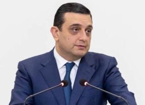 Tibb universitetinin rektoru tələbələri qovmaqla hədələyir – İrəvanda