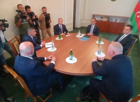 Yevlax görüşündə diqqətçəkən detal – Masa niyə ovaldır?