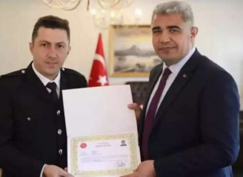 Bayrağımızı öpən türk polisinə mükafat verildi – VİDEO