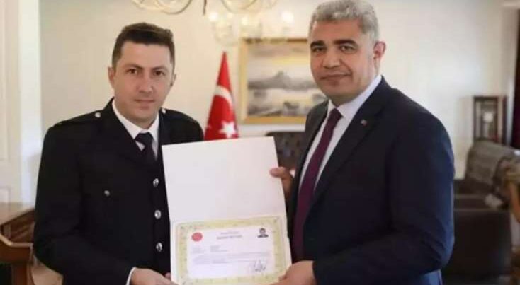Bayrağımızı öpən türk polisinə mükafat verildi – VİDEO
