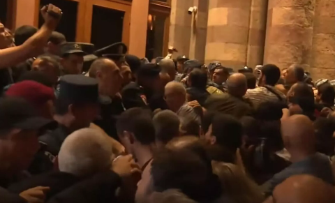 İrəvanda yürüş başladı, yollar bağlandı – VİDEO