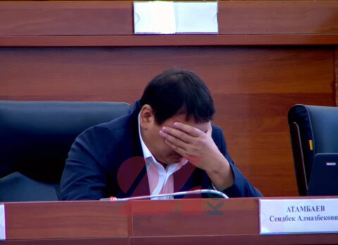 Deputat özünü pis hiss etdi, çıxışını dayandırdı – VİDEO