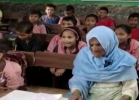 Nəvələrindən inciyən 92 yaşlı nənə məktəbə getdi