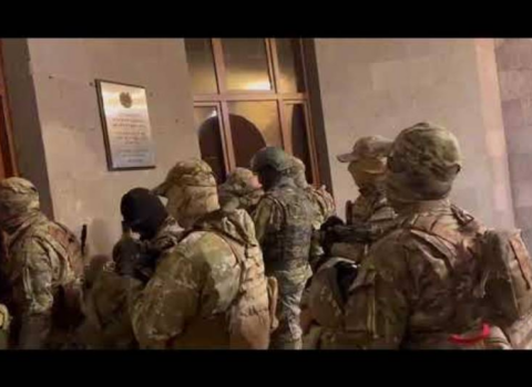 Ermənistan Xüsusi Təyinatlıları silahlı halda hökumət binasına daxil oldu – YENİLƏNİB / FOTO