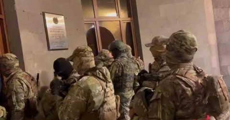 Ermənistan Xüsusi Təyinatlıları silahlı halda hökumət binasına daxil oldu – YENİLƏNİB / FOTO