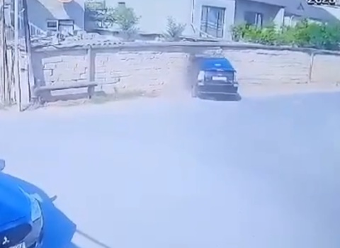 Bakıda “Prius” hasarı dağıdıb həyətə girdi – VİDEO