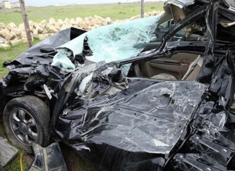 “Nissan” maneəyə çırpıldı, yaralananlar var