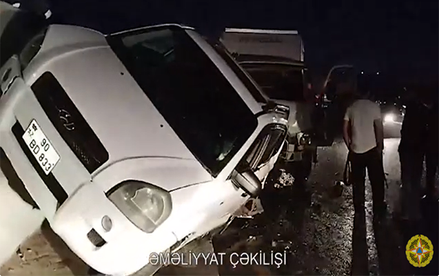 Avtomobildə sıxılmış vəziyyətdə qalan şəxs belə xilas edildi – VİDEO Avtomobildə sıxılmış vəziyyətdə qalan şəxs belə xilas edildi – VİDEO