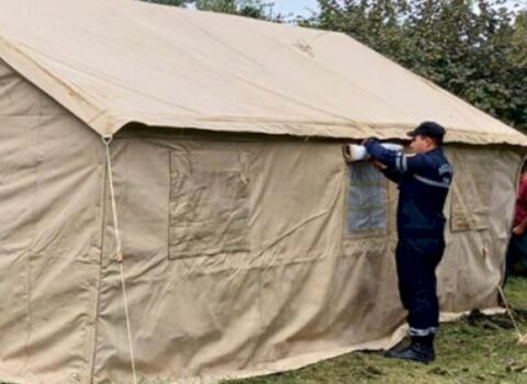 FHN evi yağışdan yararsız hala düşən sakin üçün çadır qurdu – FOTOLAR