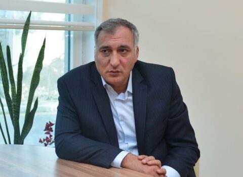 Yazıçı Şərif Ağayar üzr istədi