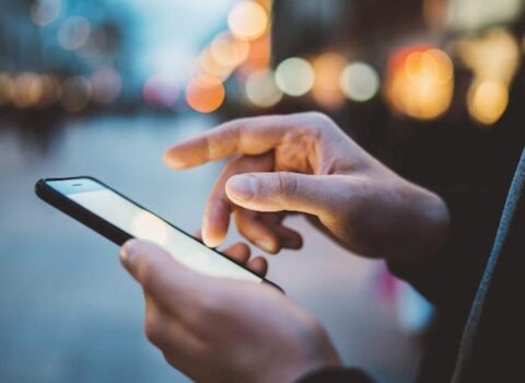 Ölkəyə gətirilən telefonların qeydiyyata alınmasına görə rüsum azaldılır