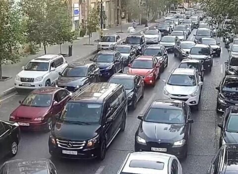 Bakının bu yollarında nəqliyyatın sıxlığı müşahidə edilir