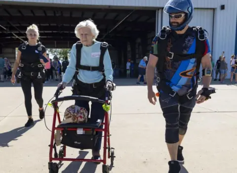 104 yaşlı qadın dünyanın ən yaşlı paraşütçüsü OLDU – VİDEO