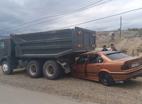 Tovuzda BMW “KamAZ”a çırpıldı – Yaralananlar var