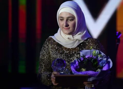 Kadırov dünən vəzifə verdiyi qızını bu gün təltif etdi
