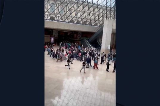 Muzeydə bomba qoyulması xəbəri yayıldı, ziyarətçilər təxliyə edildi – VİDEO Muzeydə bomba qoyulması xəbəri yayıldı, ziyarətçilər təxliyə edildi – VİDEO