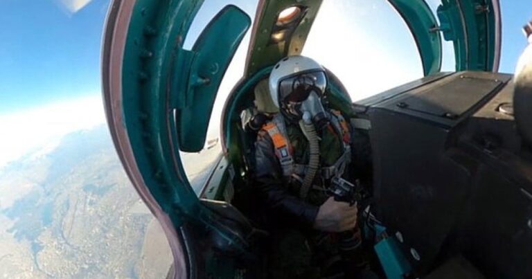 Rusiya qırıcı Ukraynanın bombardmançı təyyarəsini vurdu Rusiya qırıcı Ukraynanın bombardmançı təyyarəsini vurdu