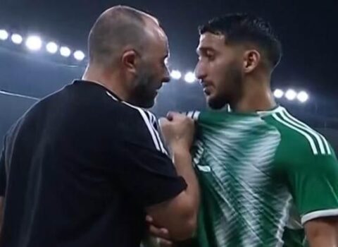 Baş məşqçi futbolçusunu vurmaq istədi – VİDEO