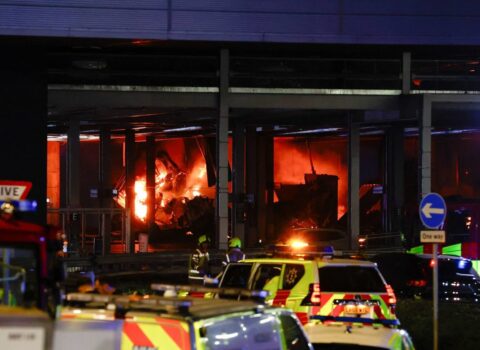 Londonda GÜCLÜ YANĞIN – onlarla avtomobil YANDI