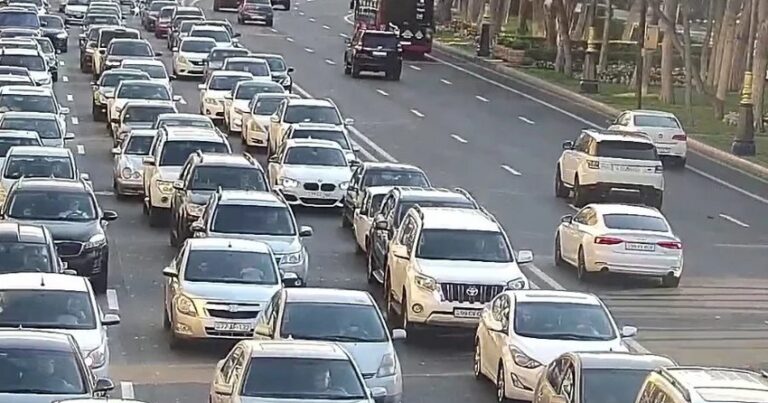 Bakının 16 yolunda tıxac yarandı Bakının 16 yolunda tıxac yarandı