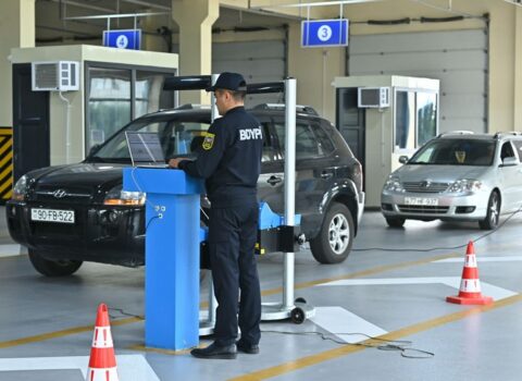 DYP qaydaları pozmayan sürücüləri mükafatlandırdı – FOTOLAR