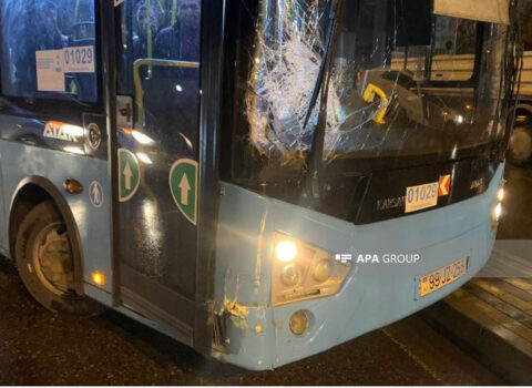 Bakıda avtobus qəza törətdi, sərnişinlər təxliyyə edildi – FOTO
