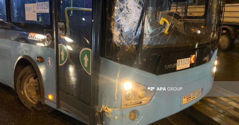 Bakıda avtobus qəza törətdi, sərnişinlər təxliyyə edildi – FOTO Bakıda avtobus qəza törətdi, sərnişinlər təxliyyə edildi – FOTO